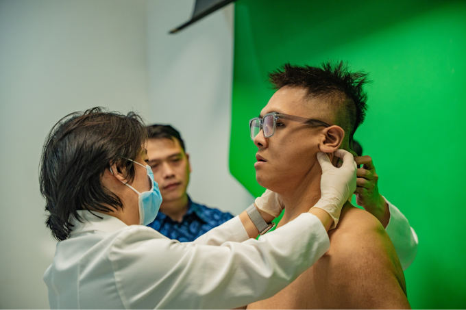 TS.BS Richard Huy thăm khám cho Trọng Nhân. Ảnh: NVCC
