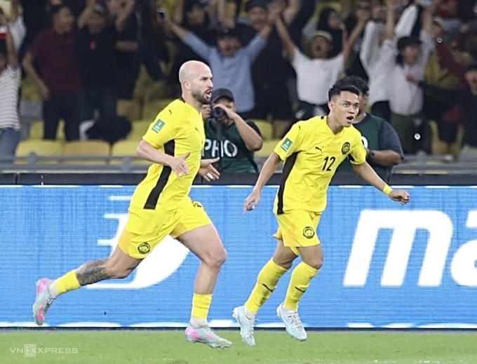 Cầu thủ Malaysia gốc Brazil Joao Figueiredo (trái) mừng bàn mở tỷ số trong trận thắng Việt Nam 4-0 ở lượt hai bảng F vòng loại cuối Asian Cup 2027, trên sân Bukit Jalil, Malaysia ngày 10/6/2025. Ảnh: Hai Tư