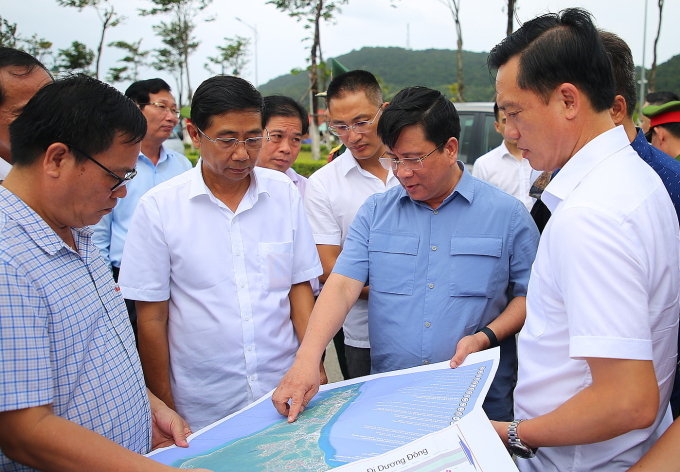 Ông Hồ Văn Mừng, Chủ tịch UBND tỉnh An Giang (áo xanh, giữa) kiểm tra tiến độ các dự án phục vụ APEC. Ảnh: Dương Đông