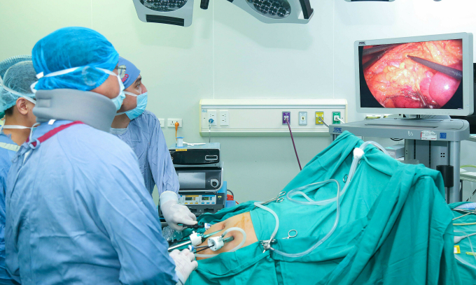 Các bác sĩ phẫu thuật cắt khối u cho bệnh nhân. Ảnh: Bệnh viện cung cấp
