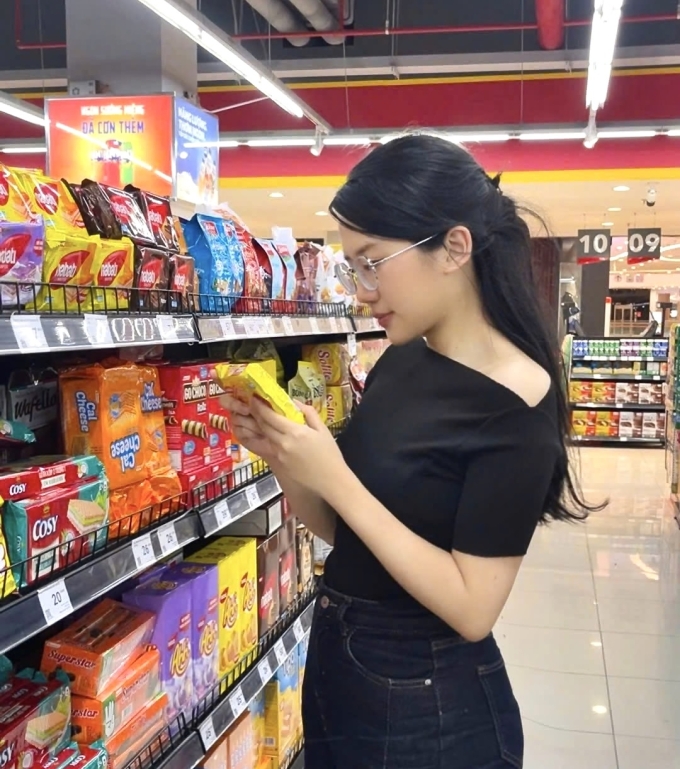 Mỗi lần mua đồ Linh Đan luôn đọc bảng thành phần, sau nhờ Chat GPT hỗ trợ phân tích, gợi ý các món đồ nên hay không nên mua. Ảnh: Nhân vật cung cấp