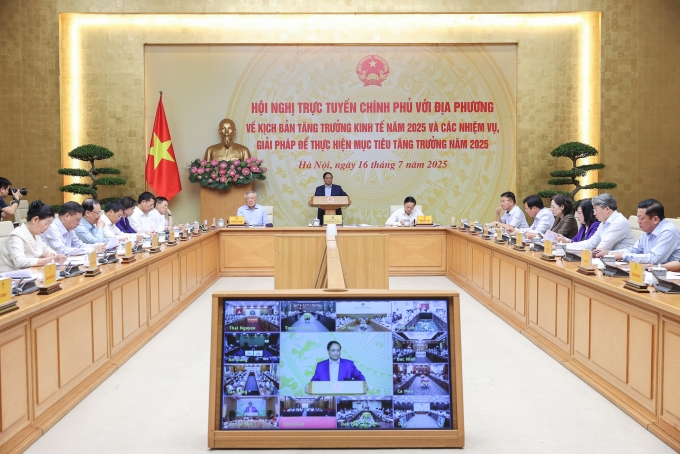 Thủ tướng Phạm Minh Chính chủ trì hội nghị trực tuyến với các địa phương về kịch bản tăng trưởng kinh tế, ngày 16/7. Ảnh: VGP