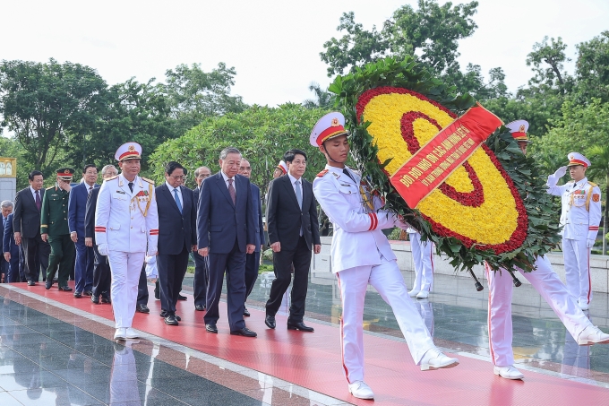 Lãnh đạo, nguyên lãnh đạo Đảng, Nhà nước dâng hương tại Đài tưởng niệm các anh hùng liệt sĩ. Ảnh: Nhật Bắc