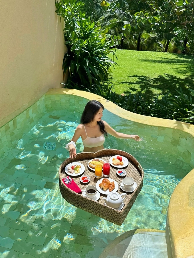 Khách Hàn Quốc chụp ảnh trong resort ở Cam Ranh. Ảnh: Eun_ha3