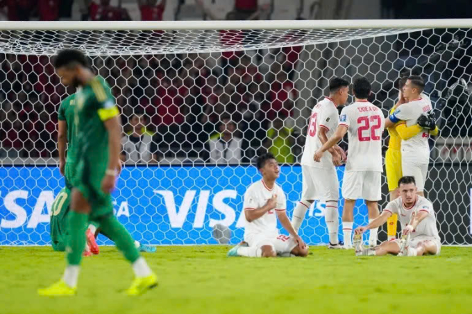 Cầu thủ Indonesia (áo trắng) chia vui sau trận thắng Arab Saudi 2-0 trên sân Bung Karno, thành phố Jakarta, Indonesia tối 19/11/2024. Ảnh: AP