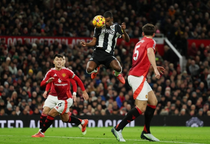 Alexander Isak đánh đầu ghi bàn trong trận Newcastle thắng Man Utd 2-0 trên sân Old Trafford, Manchester, Anh ngày 30/12/2024. Ảnh: Reuters