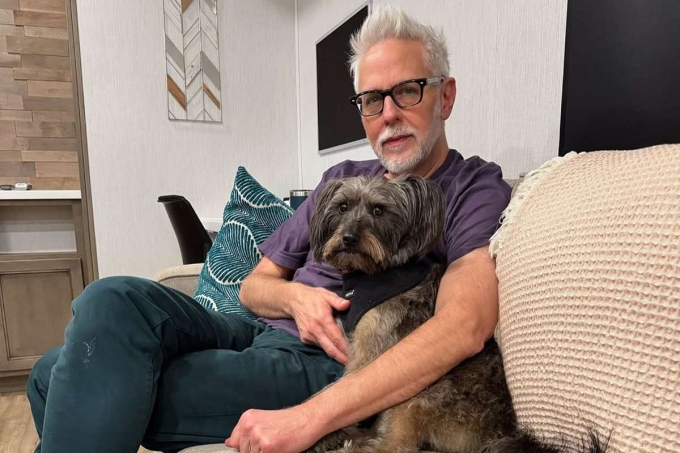 Đạo diễn James Gunn và chú chó Ozu. Ảnh: Instagram James Gunn