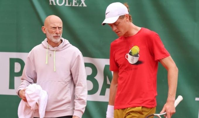 Sinner (phải) và HLV Ferrara tại Roland Garros 2024 ở Paris, Pháp. Ảnh: Reuters