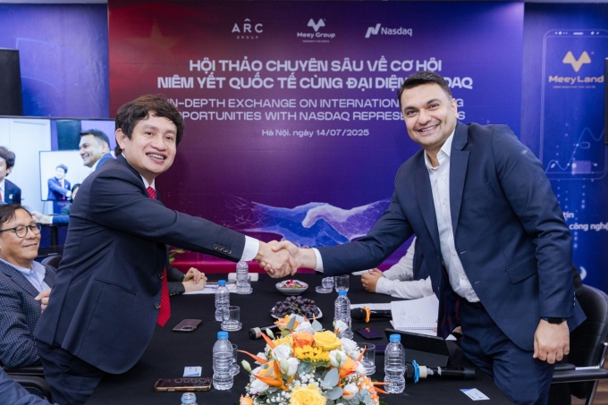 Ông Hoàng Mai Chung (trái) - Chủ tịch HĐQT Meey Group và ông Krishnani (phải) trong buổi gặp gỡ, trò chuyện. Ảnh: Meey Group