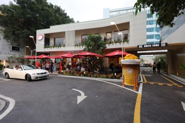 Highlands Drive-Thru: Giới trẻ thích thú trải nghiệm mua cà phê nhanh chóng