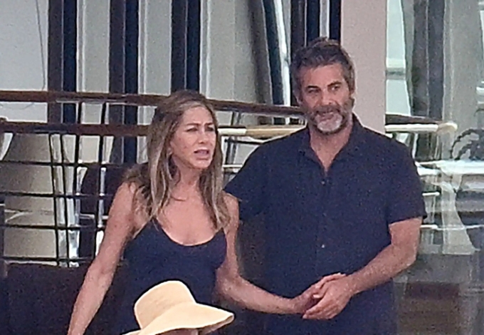 Jim Curtis nắm tay Jennifer Aniston trên du thuyền ở đảo Mallorca hôm 10/7. Ảnh: Splash News