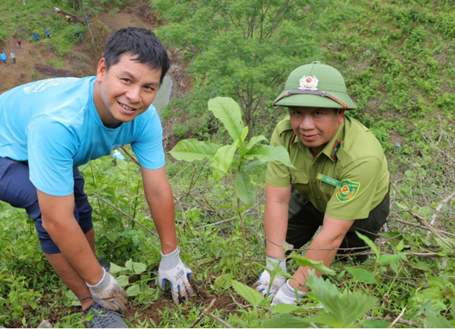 Ông Nguyễn Minh Đức (trái) - Tổng giám đốc HP Việt Nam và ông Sùng A Vàng (phải) - Phó trưởng ban BQL Khu Bảo tồn Thiên nhiên Hang Kia - Pà Cò cùng nhau trồng cây. Ảnh: PanNature