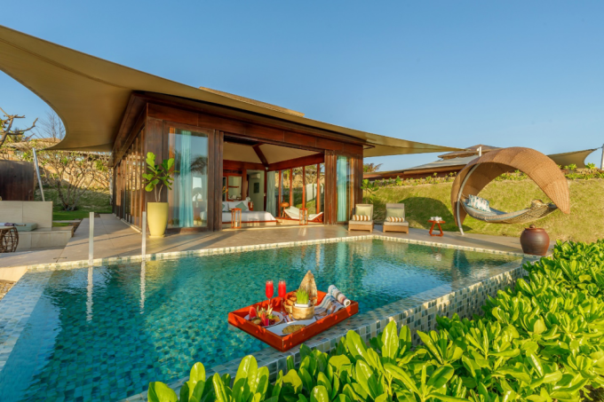 Bữa sáng trên hồ bơi riêng tư trong villa tại Fusion Resort Cam Ranh. Ảnh: Fusion