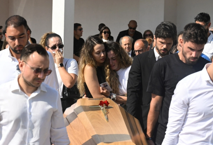 Vợ của Diogo Jota, Rute Cardoso (giữa, bên phải) được em gái dìu đi sau quan tài chồng trong tang lễ. Ảnh: AFP