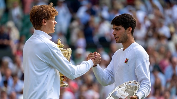 Alcaraz (phải) và Sinner, sau khi nhận giải ở chung kết Wimbledon, trên sân Trung tâm All England Club, London, Anh hôm 13/7. Ảnh: Reuters