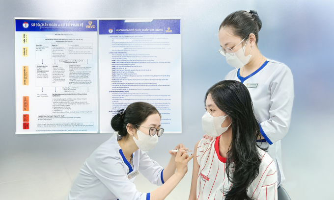 Người dân tiêm vaccine ngừa viêm gan B tại trung tâm tiêm chủng VNVC. Ảnh: Khánh Hòa
