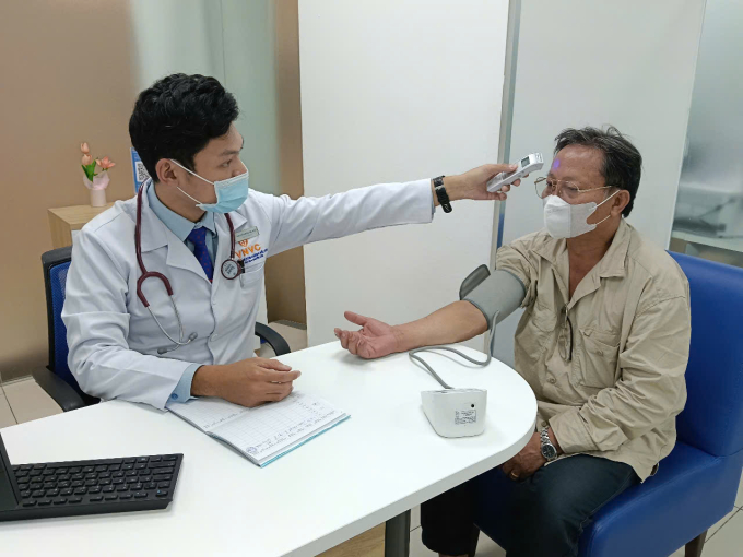 Khách hàng khám sàng lọc trước khi tiêm ngừa cúm tại Trung tâm tiêm chủng VNVC. Ảnh: Hoàng Dương