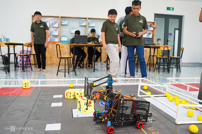Học sinh trải nghiệm lắp ráp, điều khiển robot tại Cung văn hóa Thiếu nhi Khánh Hòa. Ảnh: Bùi Toàn