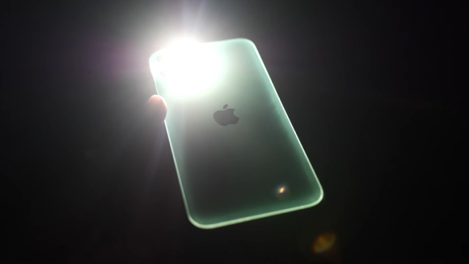 Chiếc iPhone khi bật tính năng đèn pin. Ảnh: The Verge