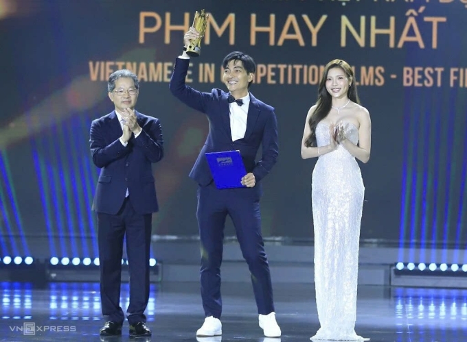 Khương Ngọc (giữa) tên thật là Huỳnh Quang Ngọc, 41 tuổi, sinh ở Nha Trang, Khánh Hòa. Gia đình không làm nghệ thuật nhưng từ nhỏ, anh thích tham gia các hoạt động văn nghệ của nhà trường. Diễn viên theo học Cao đẳng Sân khấu Điện ảnh (nay là Đại học Sân khấu Điện ảnh TP HCM) nhờ người quen khuyến khích. Diễn viên gây tiếng vang với các phim Taxi, Chàng trai không biết ghen, Sự thật vô hình, được nhiều đạo diễn mời đóng các dự án điện ảnh. Hồi tháng 5, anh bấm máy dự án Cục vàng của ngoại, sau thành công của Chị dâu. Ảnh: Thanh Thủy