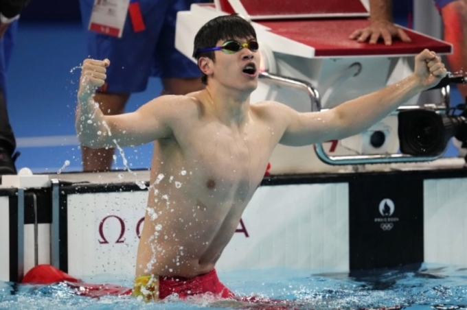 Kình ngư Trung Quốc Pan Zhanle mừng chiến thắng ở nội dung bơi 100m tự do nam Olympic Paris 2024. Ảnh: AP