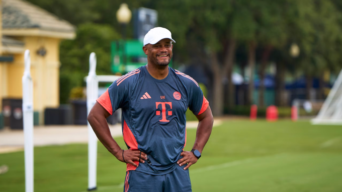 HLV Vincent Kompany thoải mái trong buổi tập một ngày trước trận. Ảnh: FC Bayern