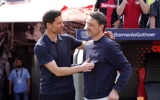 HLV Niko Kovac (phải) bắt tay Xabi Alonso trước trận Dortmund thắng Leverkusen 4-2 trên sân BayArena, Đức ngày 11/5/2025. Ảnh: Telegram