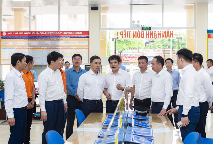 Lãnh đạo tỉnh Quảng Ninh và Tổng giám đốc Tập đoàn FPT khảo sát trong ngày đầu triển khai mô hình chính quyền hai cấp mới. Ảnh: FPT