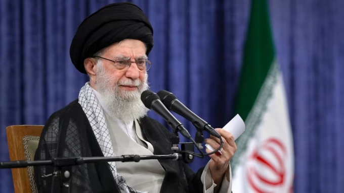Lãnh tụ tối cao Iran Ali Khamenei trong cuộc họp ở Tehran ngày 20/5. Ảnh: WANA