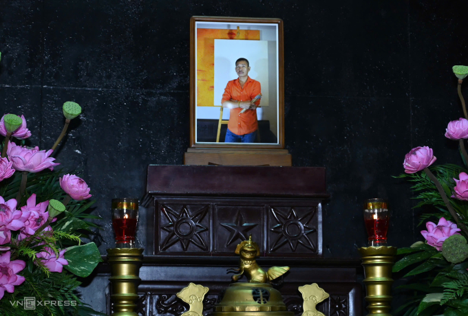 Di ảnh họa sĩ Lê Thiết Cương. Ảnh: Giang Huy