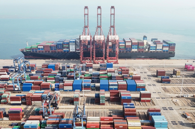 Tàu container tại Liên Vân Cảng (Giang Tô, Trung Quốc). Ảnh: AFP