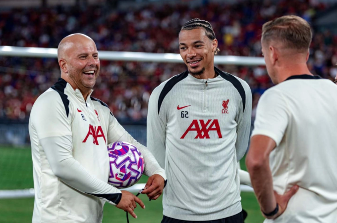 Hugo Ekitike và HLV Arne Slot trong buổi tập của Liverpool tại Hong Kong ngày 24/7. Ảnh: Liverpool FC