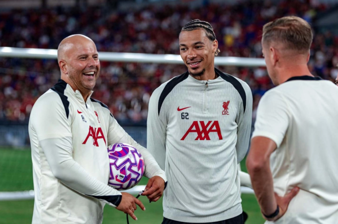 Hugo Ekitike và HLV Arne Slot trong buổi tập của Liverpool tại Hong Kong ngày 24/7. Ảnh: Liverpool FC