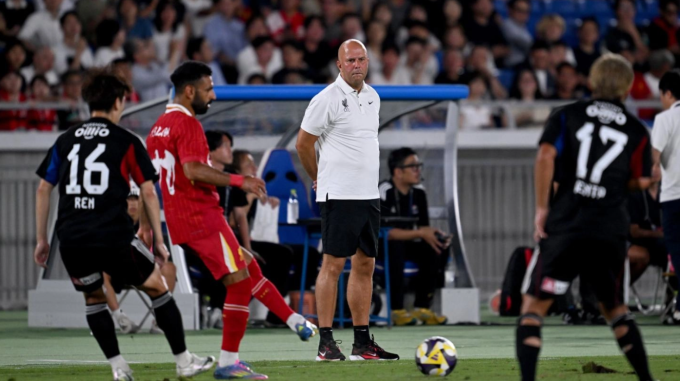 HLV Arne Slot (áo trắng) quan sát trong trận. Ảnh: Liverpool FC