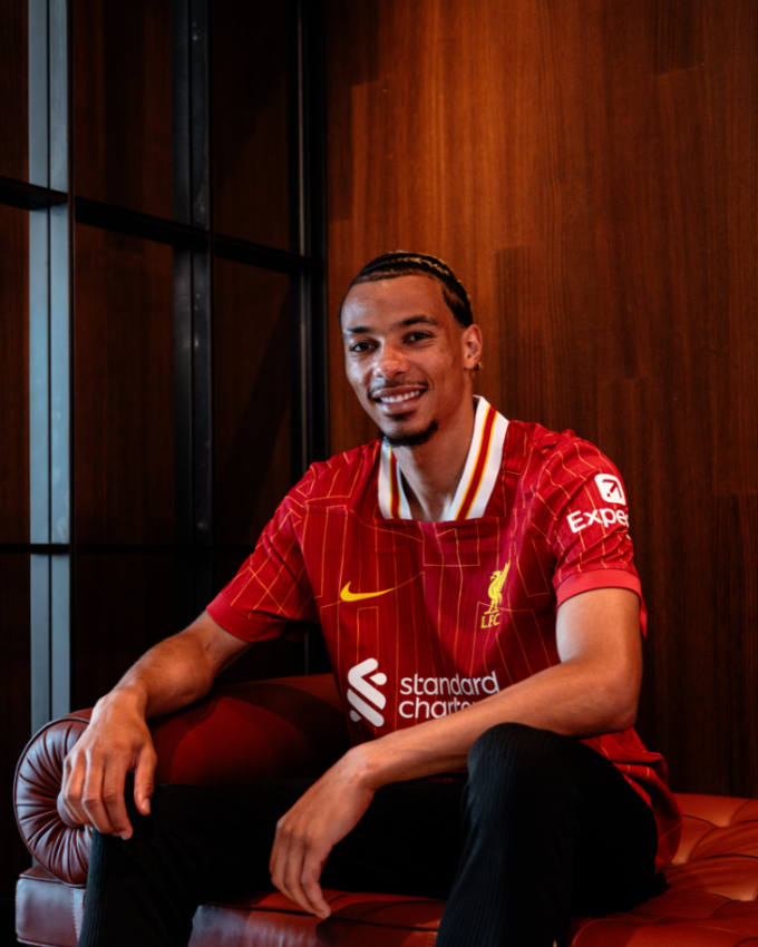 Hugo Ekitike tạo dáng chụp ảnh trong buổi phỏng vấn. Ảnh: Liverpool FC