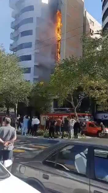 Lửa bao trùm tháp Zomorod ở thành phố Tabriz, Iran