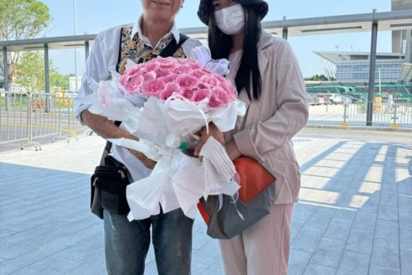 Tài tử 75 tuổi đón bạn gái sau song sắt: Tin tức giải trí hot