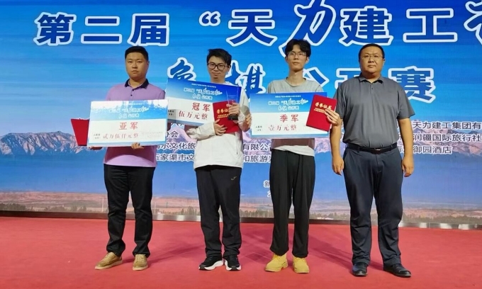Từ trái sang: Mạnh Thần, Doãn Thăng và Thân Gia Vỹ nhận giải ngày 15/7/2025. Ảnh: GDChess