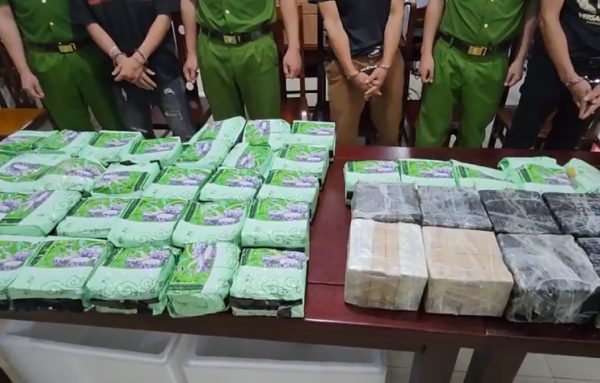 Ôtô chứa 60 bánh heroin và 37kg ma túy đá bị phát hiện