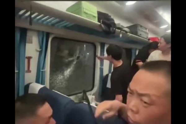 Tàu hỏa mất lạnh 3 tiếng: Hành khách đập vỡ cửa sổ vì nóng