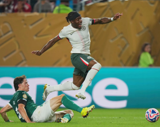Noni Madueke (áo trắng) đi bóng trong trận Chelsea thắng Palmeiras 2-1 ở tứ kết FIFA Club World Cup trên sân Lincoln Financial, Pennsylvania, Mỹ ngày 4/7/2025. Ảnh: AP
