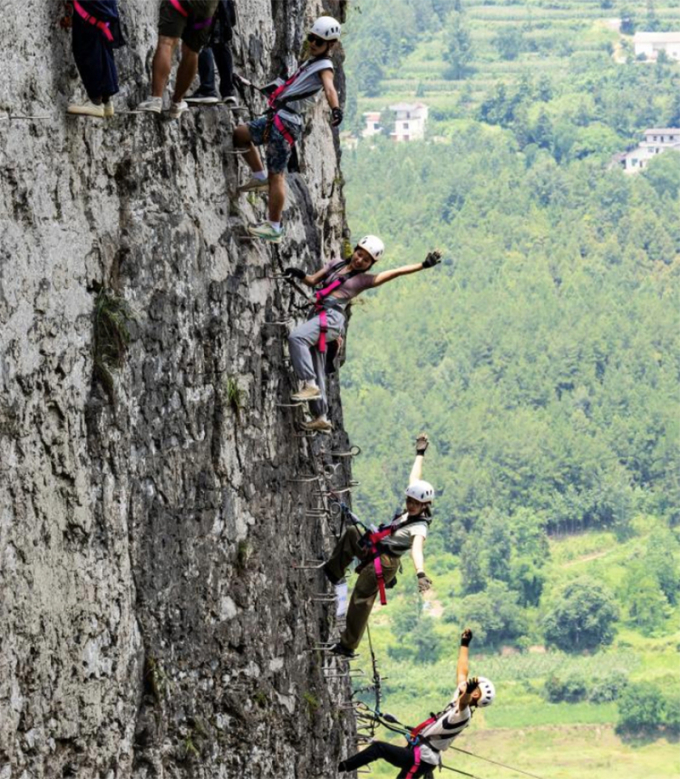 Hình ảnh du khách leo núi tại Ensi tháng 7/2025. Ảnh: Xinhua
