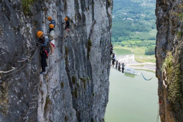 Du lịch mạo hiểm giúp thị trấn hẻo lánh đổi đời