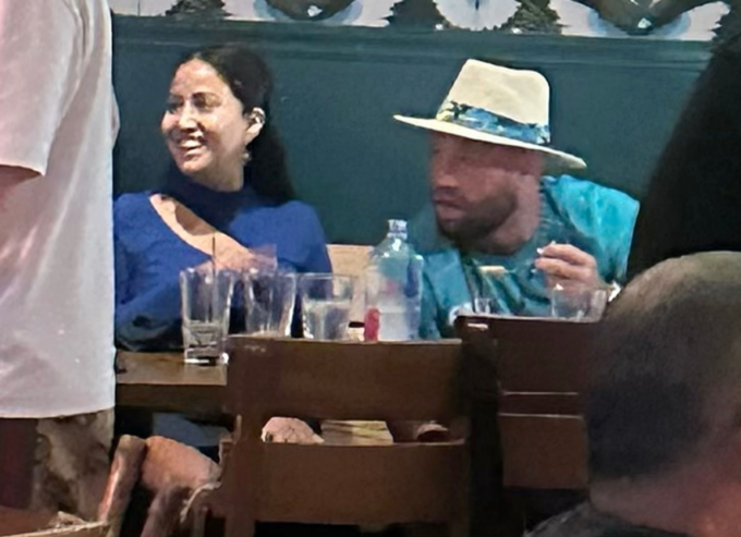 Sau đó, hai người tiếp tục đi ăn nhà hàng Padrino’s Cuban ở Fort Lauderdale, Florida. Ảnh: BackGrid