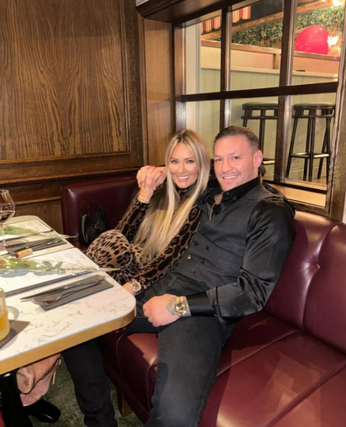 Dee Devlin đăng ảnh hạnh phúc bên Conor McGregor lên Instagram.
