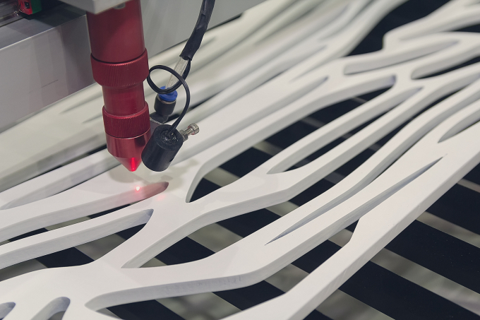 Máy cắt CNC laser xử lý vật liệu nhựa acrylic. Ảnh: Vecteezy