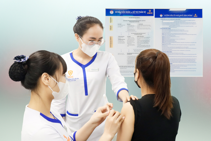 Nhân viên văn phòng tiêm vaccine phòng bệnh tại Trung tâm tiêm chủng VNVC. Ảnh: An Hoa