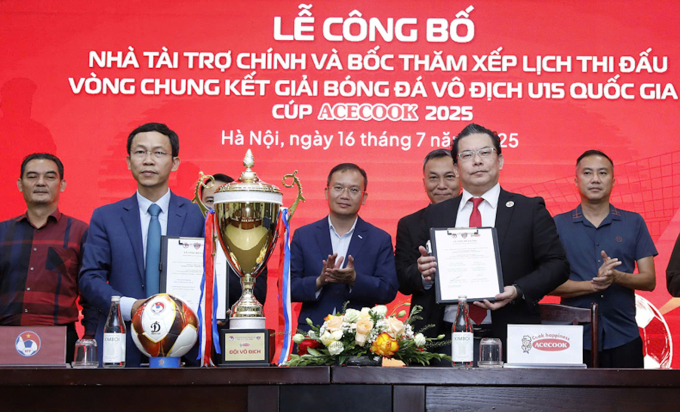 Phó Tổng thư ký VFF Nguyễn Minh Châu (trái) và đại diện nhà tài trợ ký hợp tác cho vòng chung kết U15 Quốc gia 2025. Ảnh: VFF