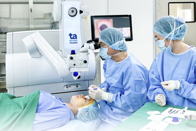 Bác sĩ Nghĩa thực hiện ca phẫu thuật mắt. Ảnh: Bệnh viện Đa khoa Tâm Anh