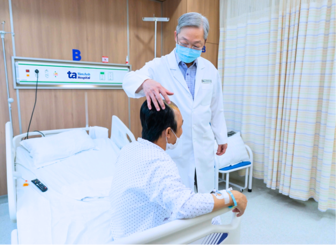 Bác sĩ Tấn Sĩ kiểm tra vết mổ của anh Ngân sau ca phẫu thuật. Ảnh: Bệnh viện Đa khoa Tâm Anh